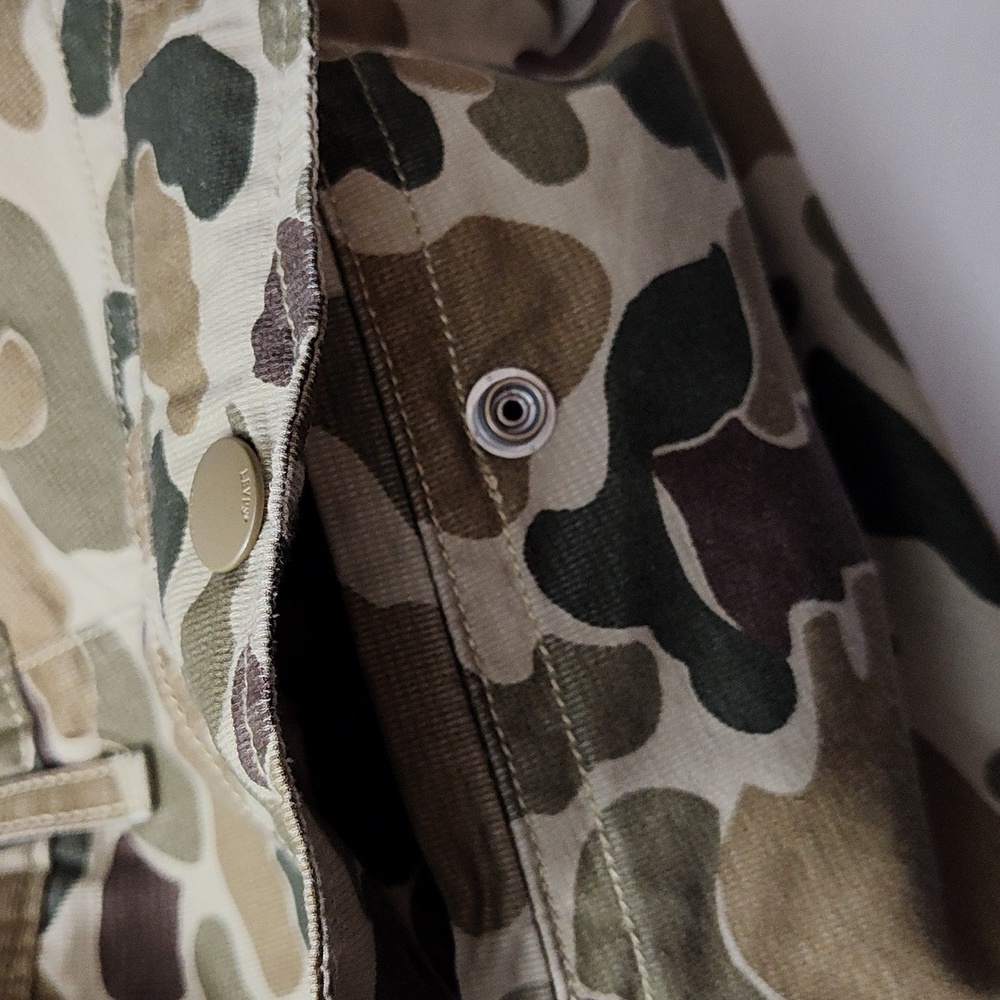 Levi Strauss & Co. Loose fit Camo Cargo Shorts. Size 40 - Picture 13 of 15
